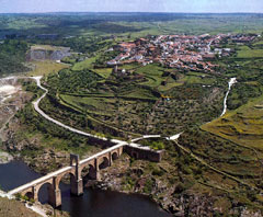 Vista aérea de Alcántara y su Puente