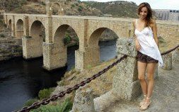 Almudena Cid en el Puente de Alcántara