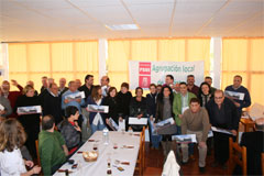 Grupo de militantes, simpatizantes y alcaldes de la comarca asistentes al acto